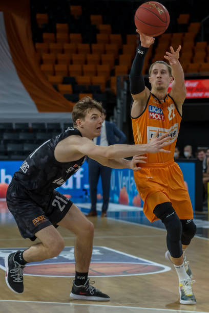 充满悬念和 充满悬念和